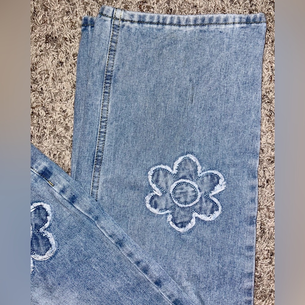 Women’s Cali1850 Light Blue Floral Embroidered Women's Jeans Size 11 - Picture 2 of 10
